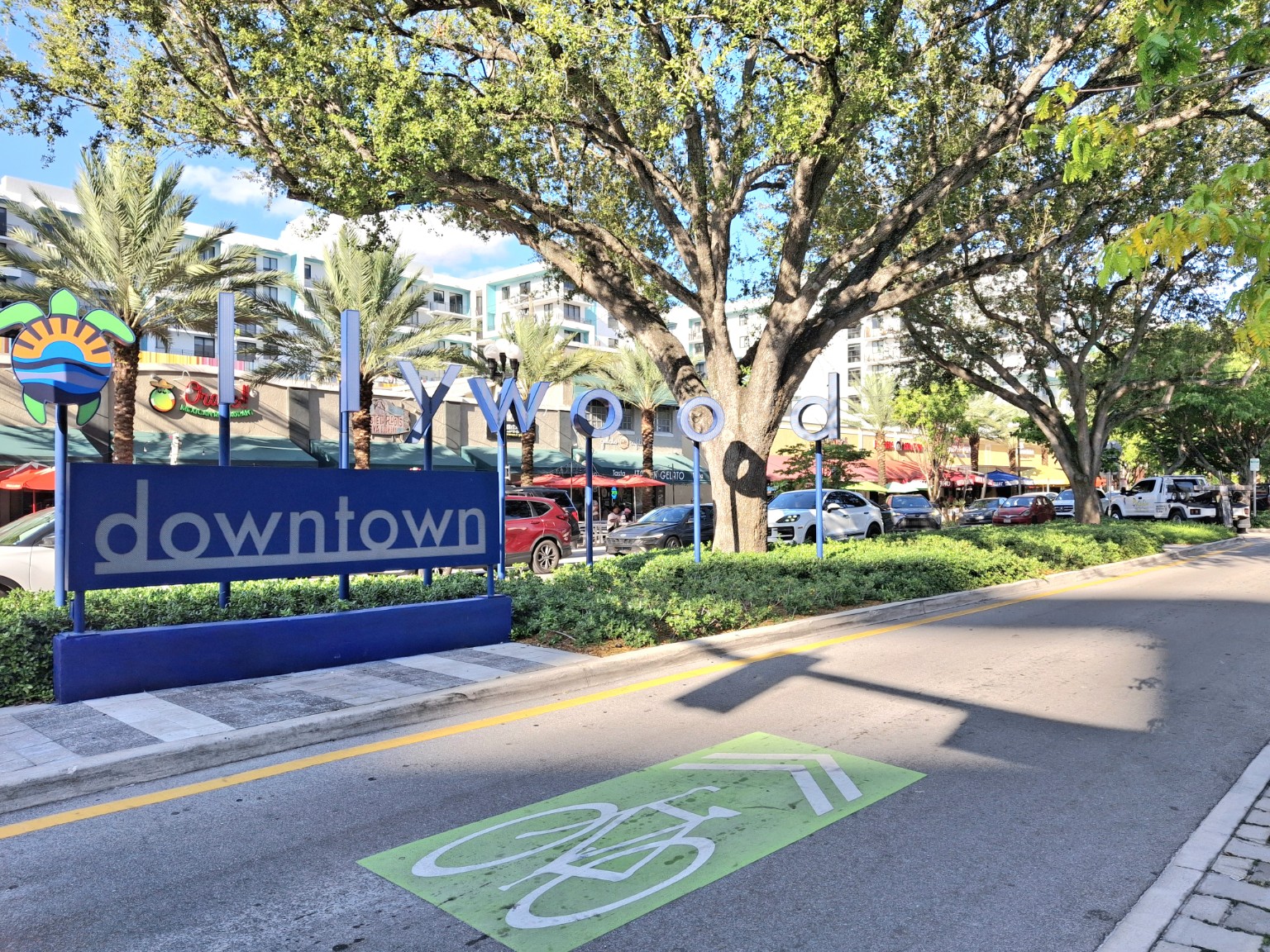 Downtown Hollywood restaurants, outdoor dining and local businesses